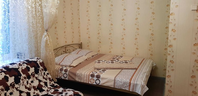 Однокімнатна квартира подобово в Києві, пр-т Повітрофлотський, 10, 12